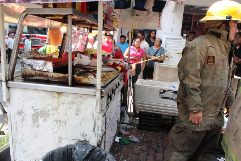 Explota puesto de ‘hot dogs’ y deja tres heridos