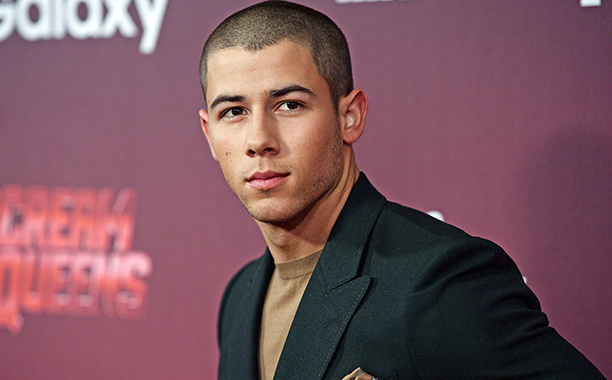 Difunden escenas de Nick Jonas en la cama con otro hombre