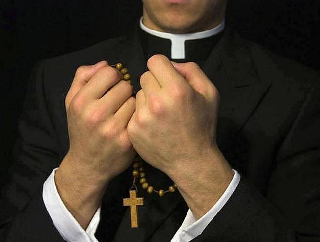 ‘Pare de sufrir’, le dice sacerdote brasileño a jovencita y la embaraza