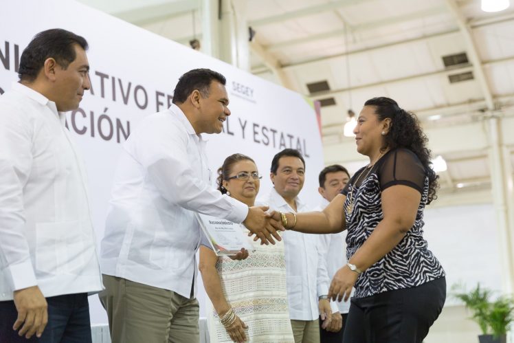 Estímulos para trabajadores del sector educativo con varios años de servicios.