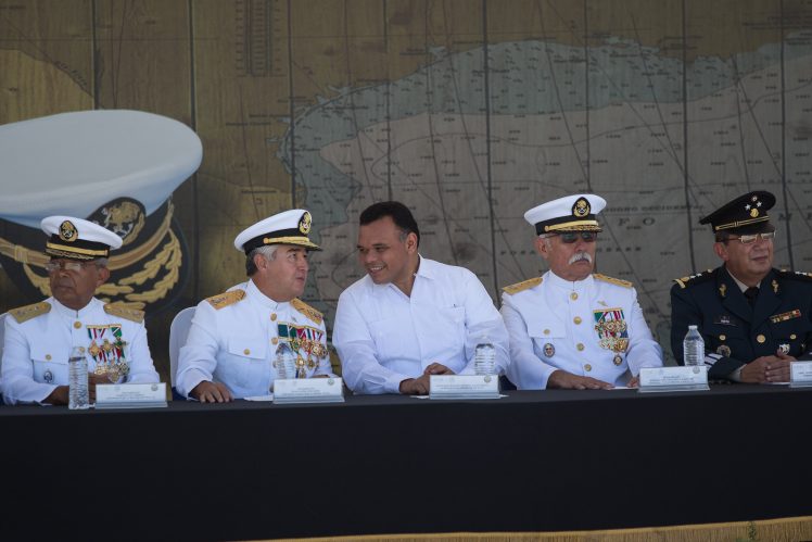 Asiste Rolando Zapata a toma de protesta de nuevo comandante naval