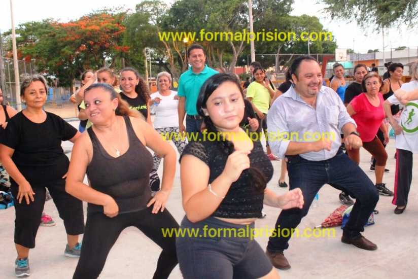 Diputado yucateco bachea, ilumina un parque y hasta baila zumba