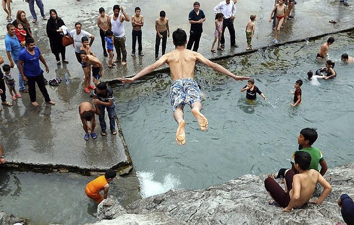 Por tanto calor, iraníes se refrescan en piscina arqueológicas