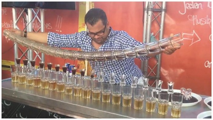 Video: Barman rompe récord preparando 17 copas a la vez