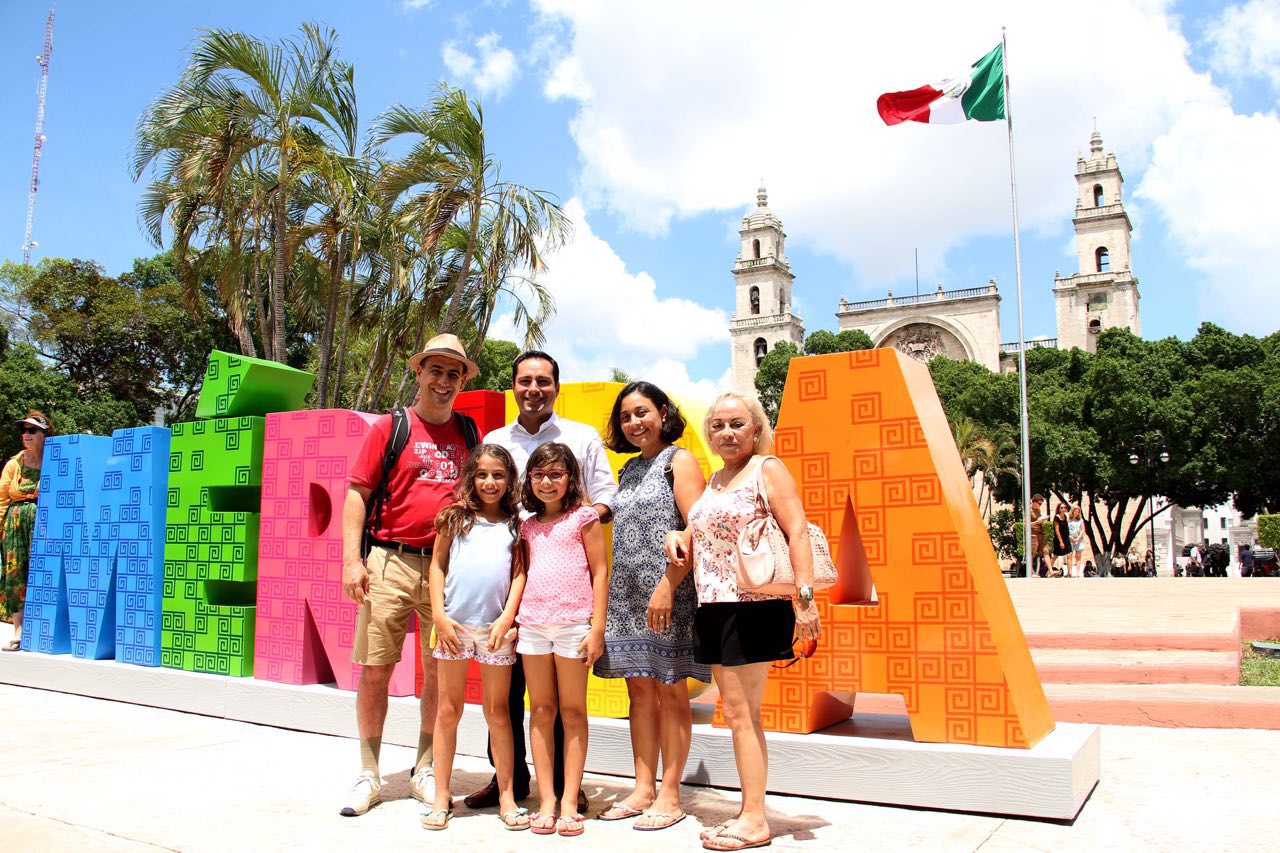 Instalan coloridas letras turísticas en el corazón de Mérida