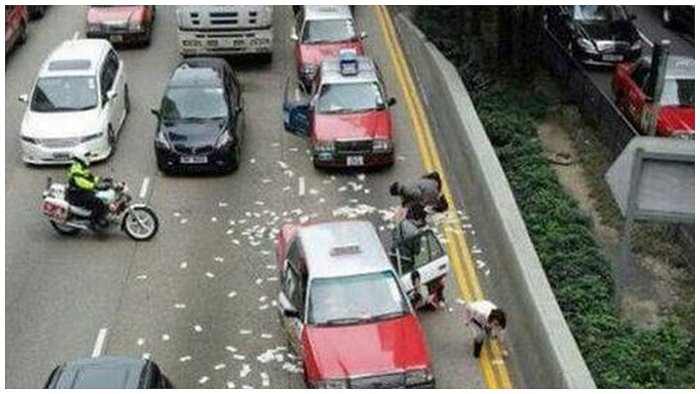 Se le cayeron 3 mil dólares en la carretera y la gente tuvo increíble reacción