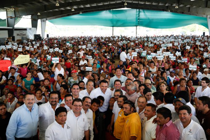 Celebra Rolando Zapata su cumpleaños con entrega de apoyos en Tizimín.