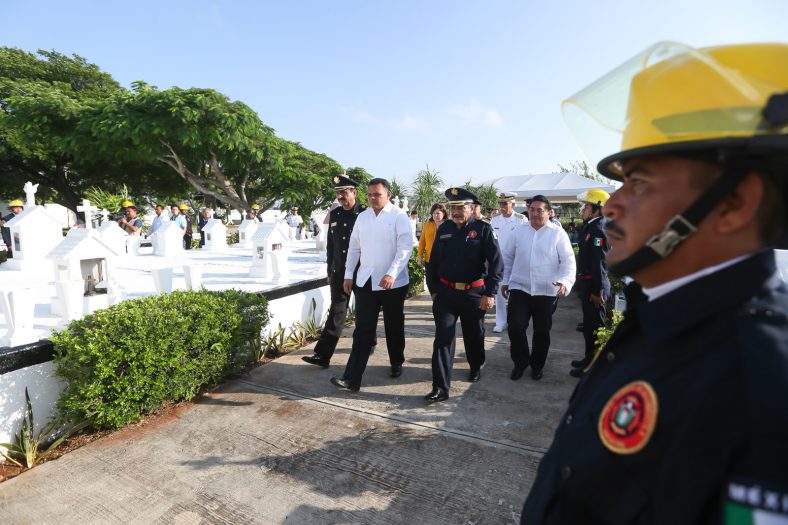 Bomberos yucatecos, héroes los 365 días del año: RZB