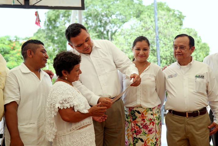 Entregan 419 títulos de propiedad a habitantes de San Antonio Chun y Ticimul.