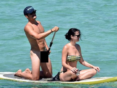 Orlando Bloom se desnuda en playa italiana (fotos sin censura)