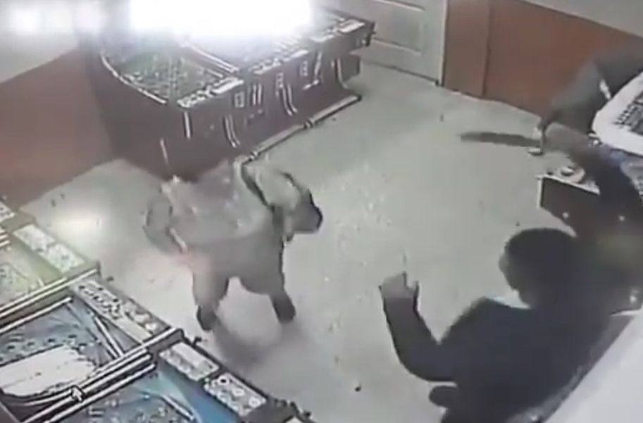 Video: Por unos billetes le corta el brazo de certero machetazo