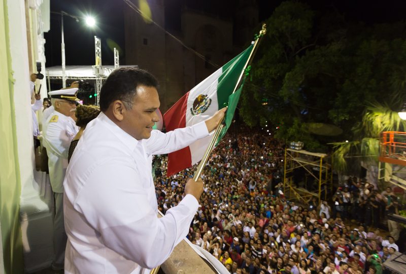 Miles de personas acuden al Grito de Independencia en Mérida