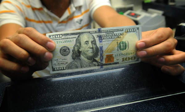 El dólar sigue en ascenso: ya casi se vende en 20 pesos