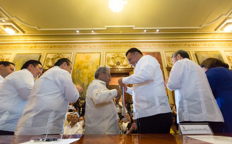 Armando Manzanero recibe la medalla “Eligio Ancona”