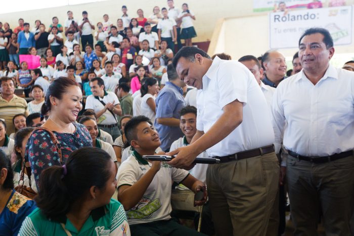 Entregan cerca de mil computadoras para alumnos de 25 planteles.