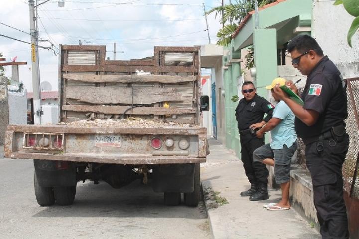 Por una piedra atorada en sus llantas lo ‘regañan’ policías municipales