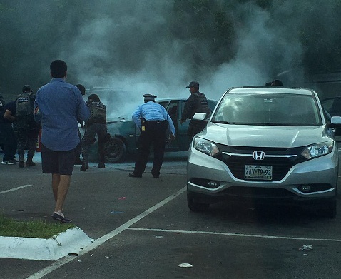 Se incendia auto en el estacionamiento de Plaza Altabrisa