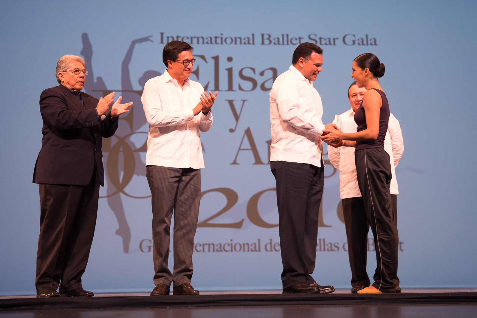 Bailarina Elisa Carrillo Cabrera recibe la Medalla de Oro Ficmaya 2016