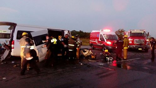 Choca taxi foráneo y 12 pasajeros resultan heridos