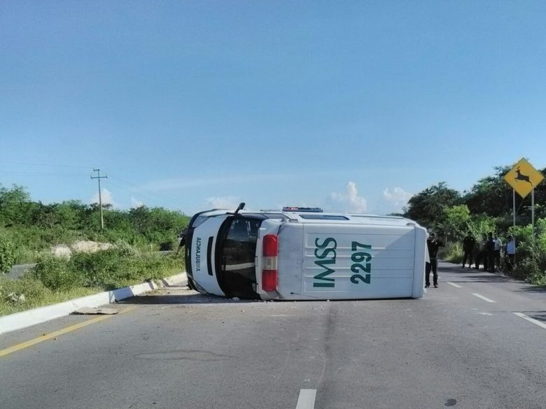 Vuelca ambulancia del IMSS y el enfermo resulta lesionado