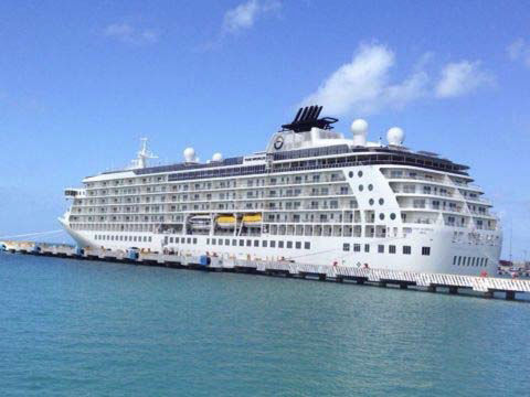 Llega a Progreso lujoso yate con 400 turistas de alto poder adquisitivo