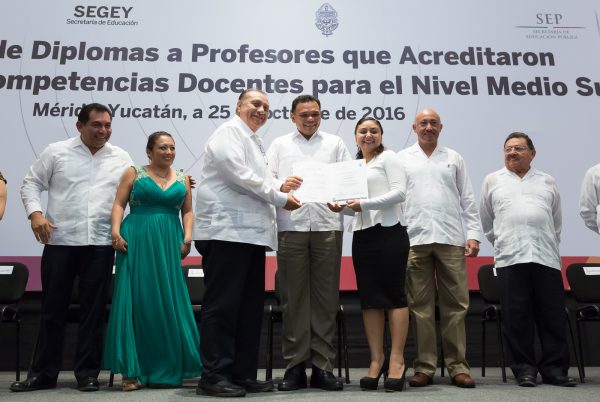 Maestros yucatecos reciben certificación del Programa de Formación Docente.