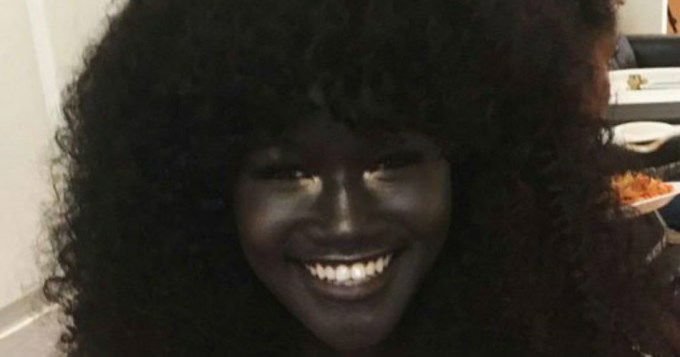 La mujer más negra del mundo impacta con su belleza