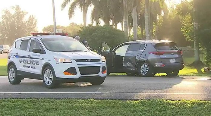 Niña le roba el auto a su mamá y lo choca contra una patrulla