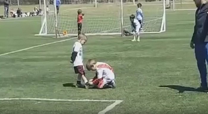 Niño detiene partido de futbol para ayudar a su rival