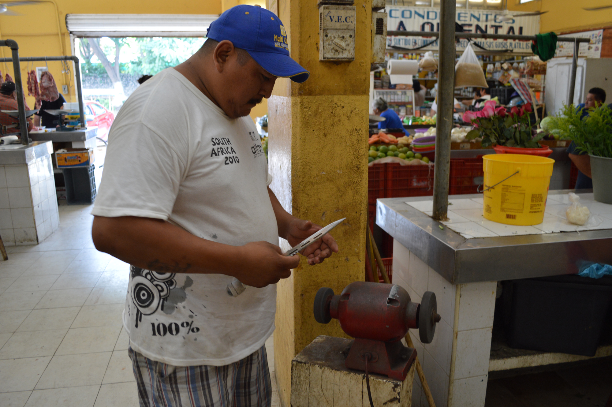 Afiladores de cuchillos buscan refugios en mercados de Mérida