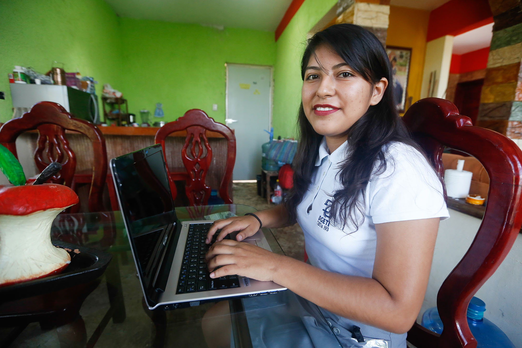 Con la mente brillante pero la cartera vacía; la reconocen con una laptop