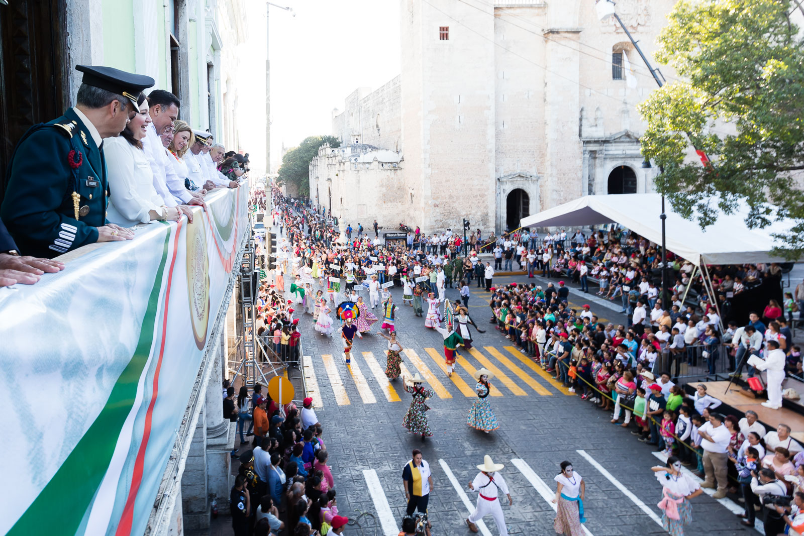 Colorido desfile por el aniversario de la Revolución en Mérida