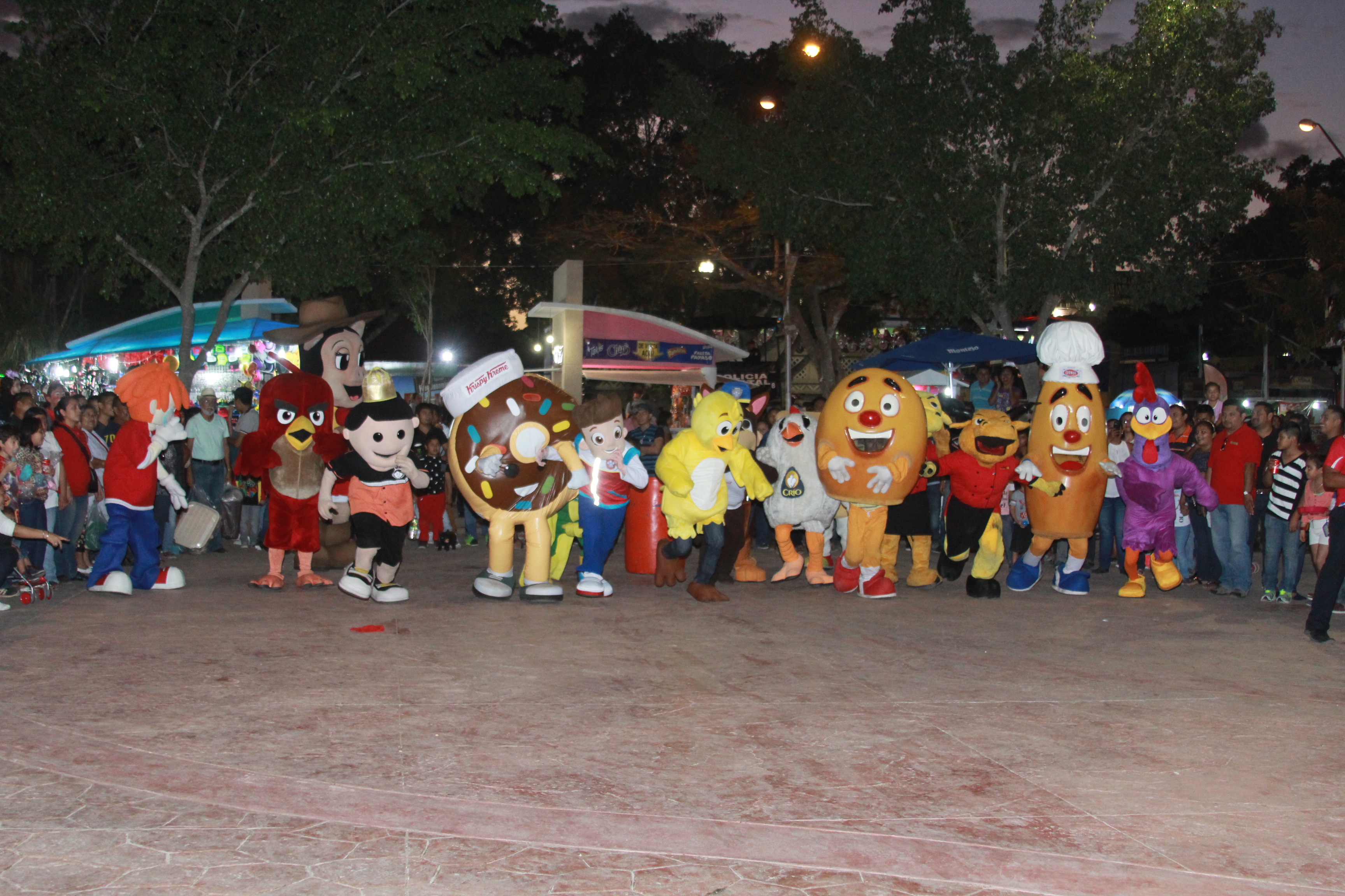 Exposición canina y carrera de botargas en la feria de Xmatkuil