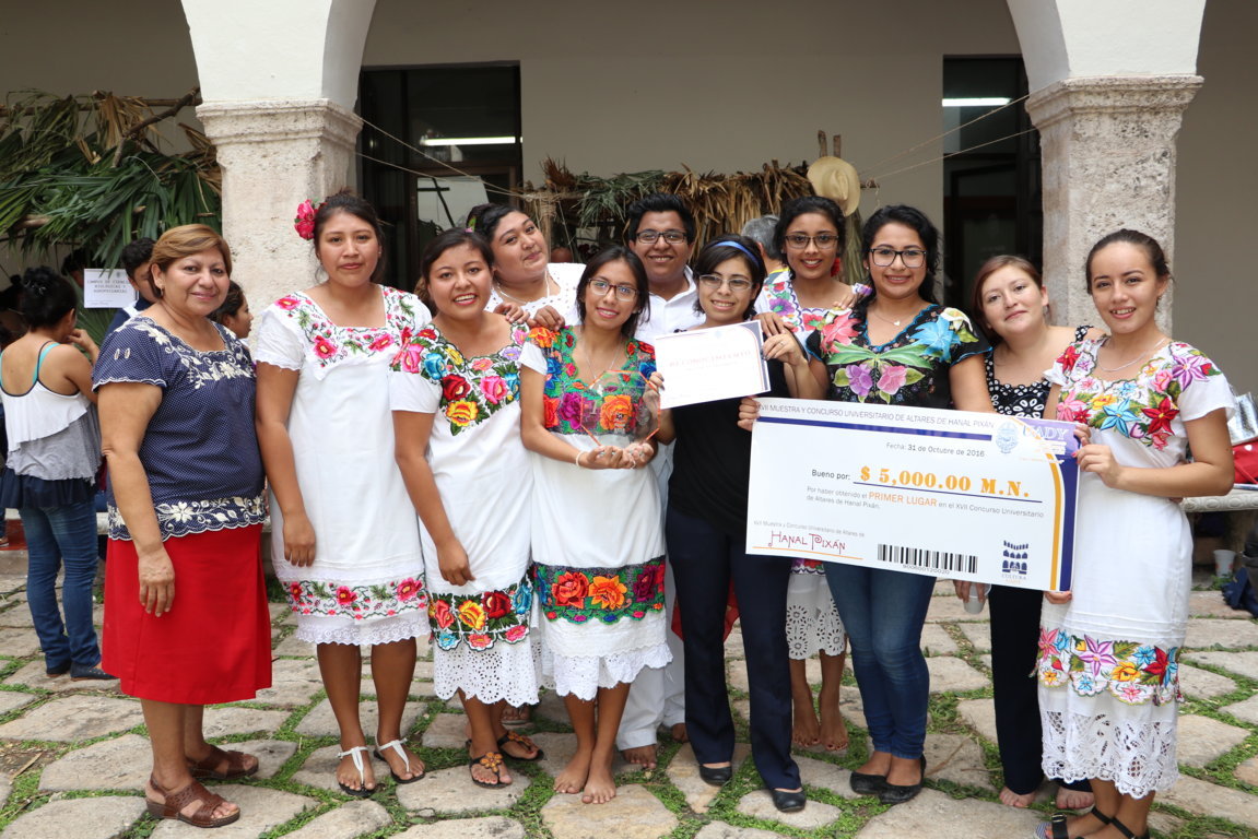 Fortalecen las tradiciones con muestra de altares en la Uady