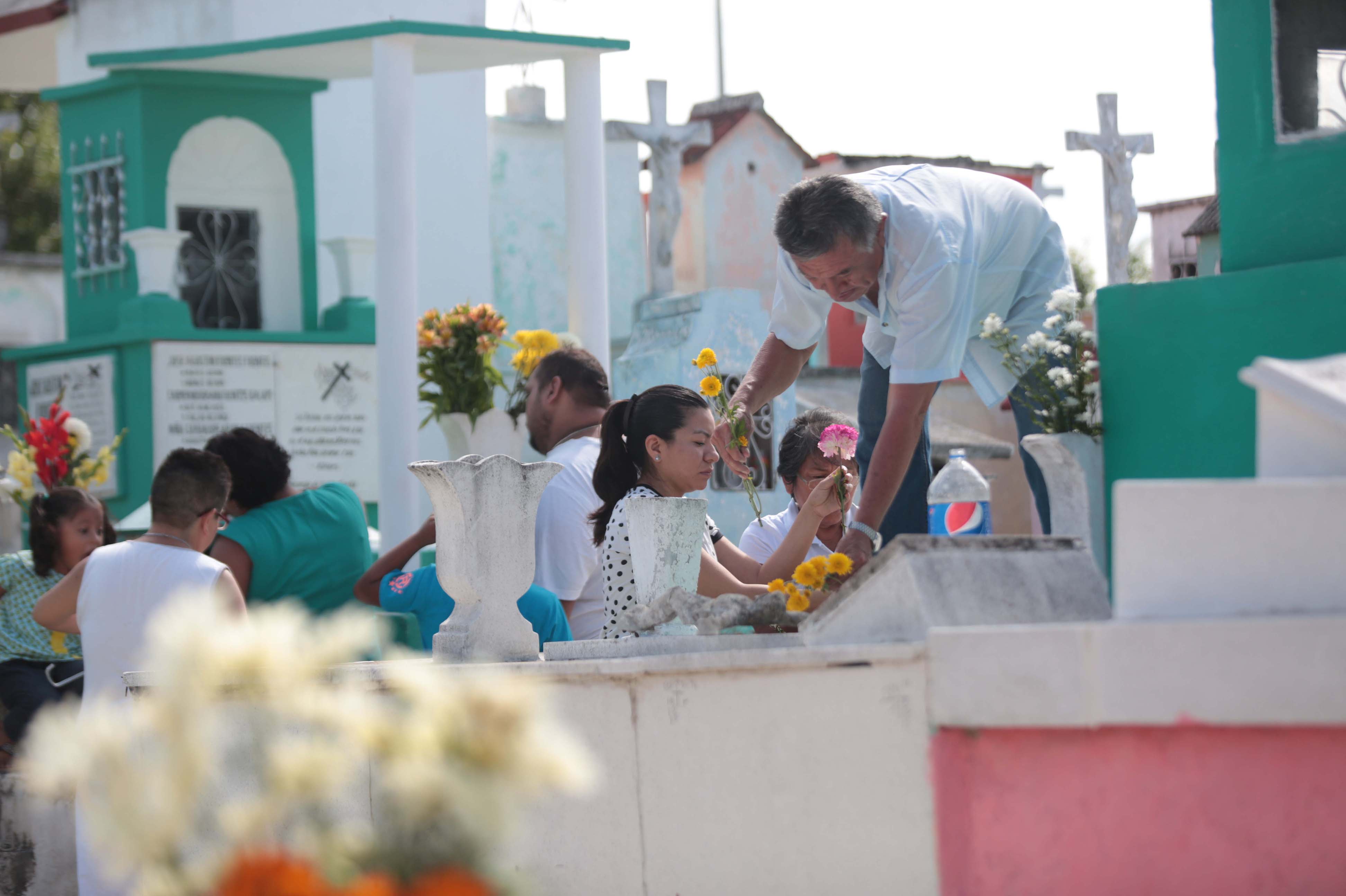 Meridanos abarrotan los cementerios por el Día de Muertos