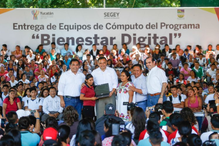 Rolando Zapata entrega la computadora número 50 mil de su administración.