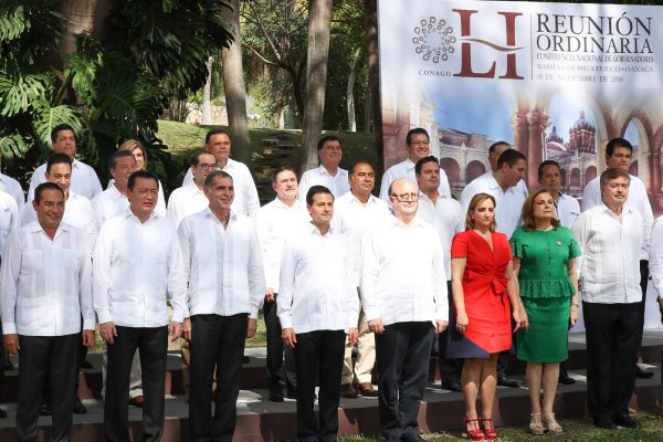 Rolando Zapata participa en importante reunión de la Conago