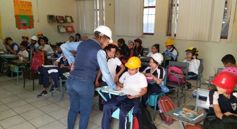 Asisten a clases con cascos por mal estado de aulas