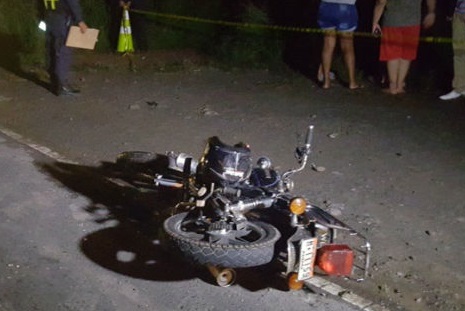 Casi mata a un motociclista por no fijarse en el camino