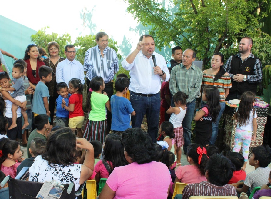 ‘Panchito’ Torres entrega computadoras a presbiterianos de la colonia Renacimiento