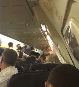 Video: Pelea entre pasajeros obliga al aterrizaje de un avión