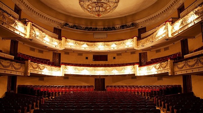 Desequilibrada mujer arroja a una niña desde el palco de un teatro