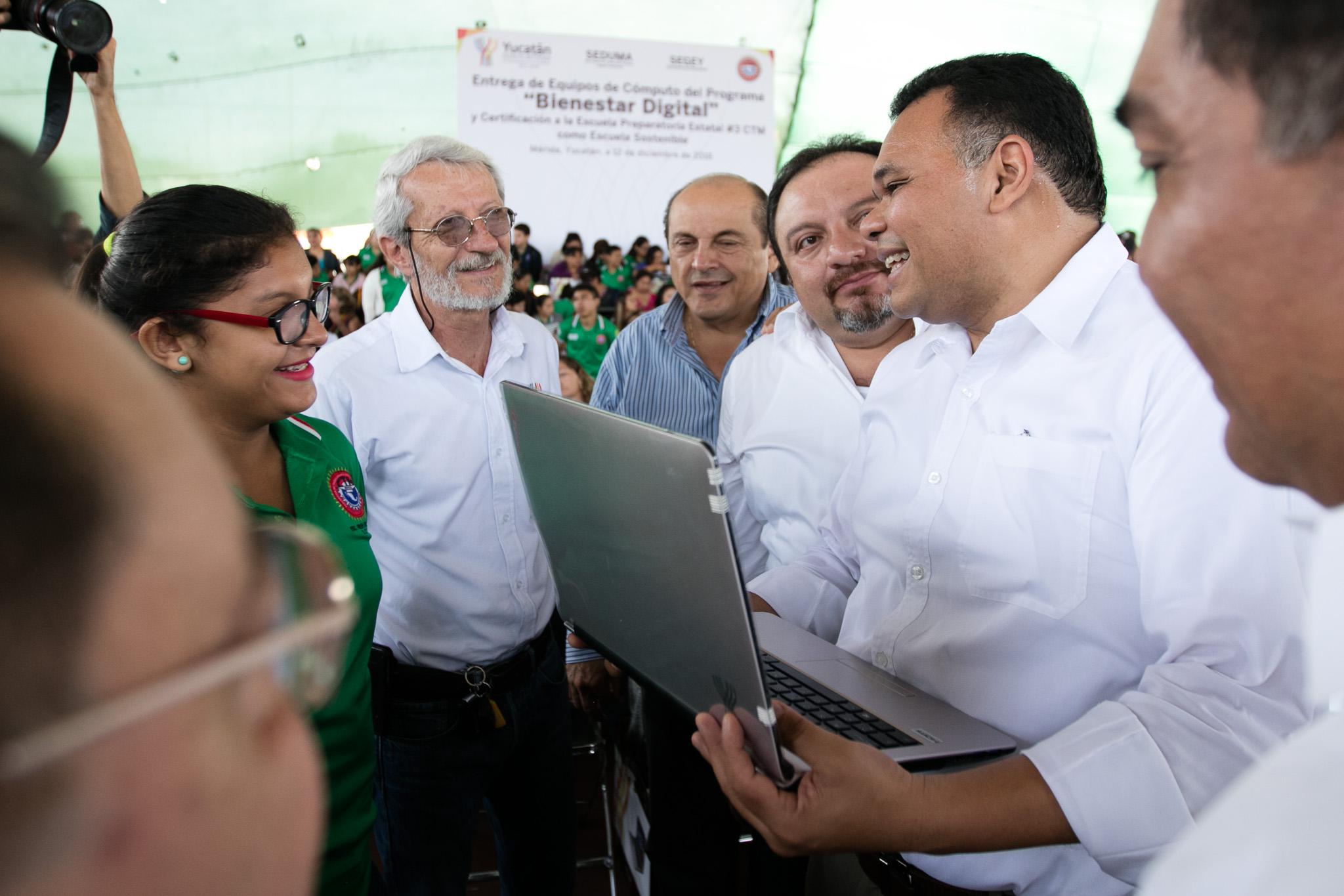 Estrenarán laptops antes de Navidad tres mil estudiantes yucatecos