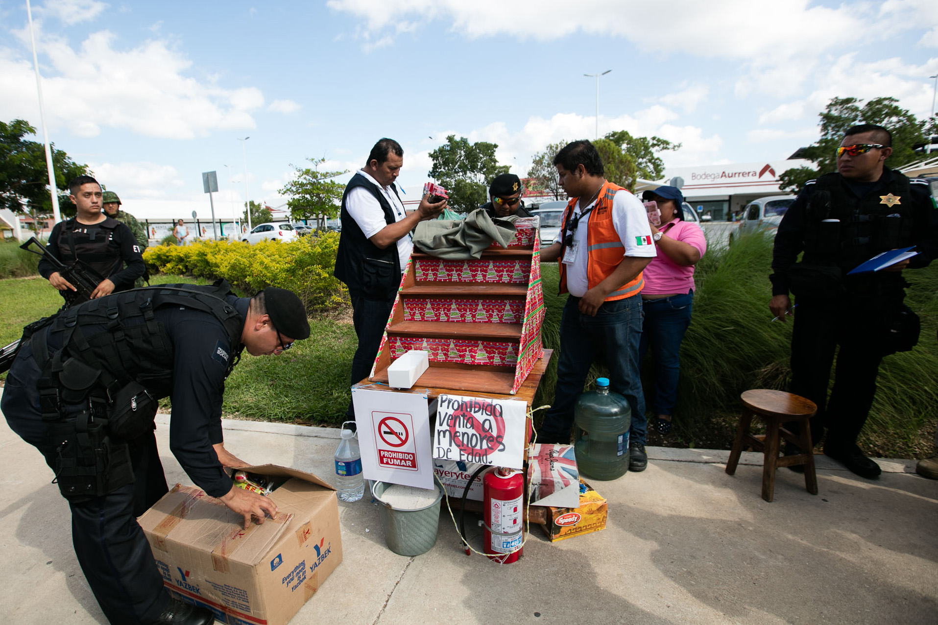 Hasta almacenes vendían ‘arsenal navideño’: decomisan 600 kilos