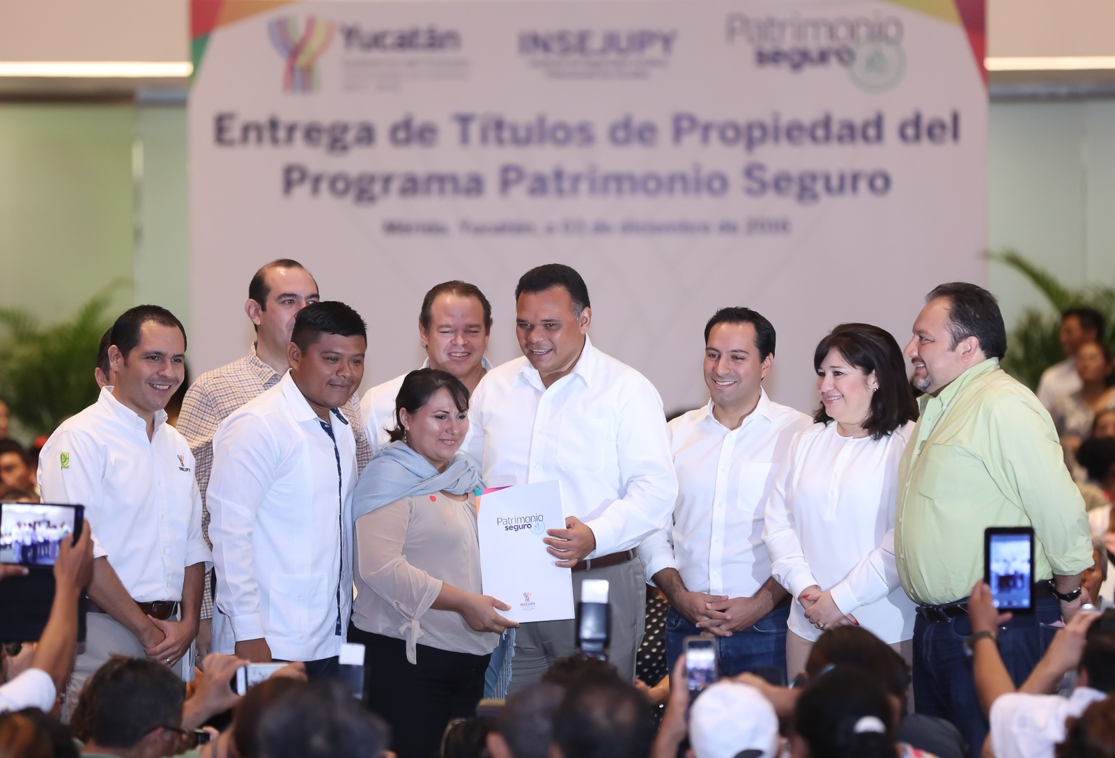 Dan certidumbre jurídica a cientos de familias yucatecas