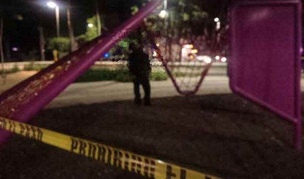 Macabro hallazgo en parque infantil: un hombre se ahorca en un juego