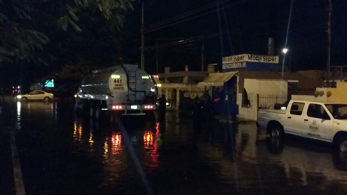 Caos en Mérida por intensa y prolongada lluvia