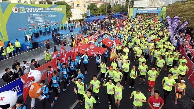 Chinos corren maratón sin cansarse: usan dobles o el autobús