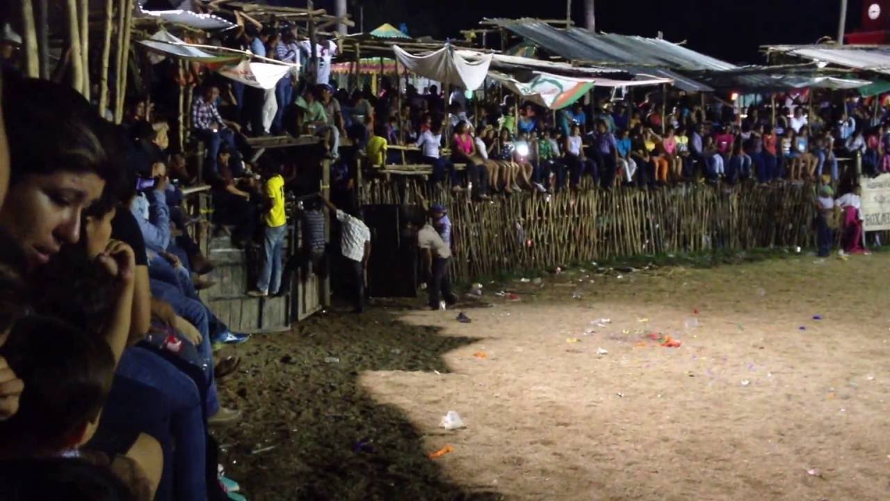 Toro embiste a un niño durante una corrida en Yucatán