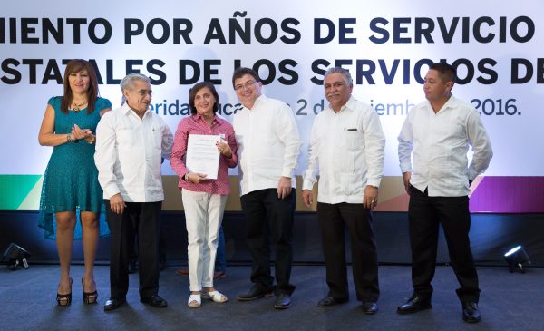 Reconocen años de servicio de empleados del sector.Salud